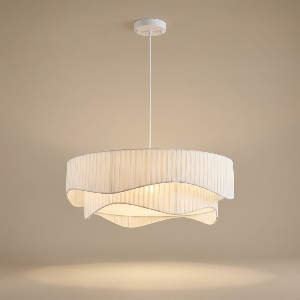 Suspension Ondora en tissu plissé blanc à deux niveaux, packshot sur fond beige chaud