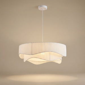Suspension Ondora en tissu plissé blanc à deux niveaux, packshot sur fond beige chaud